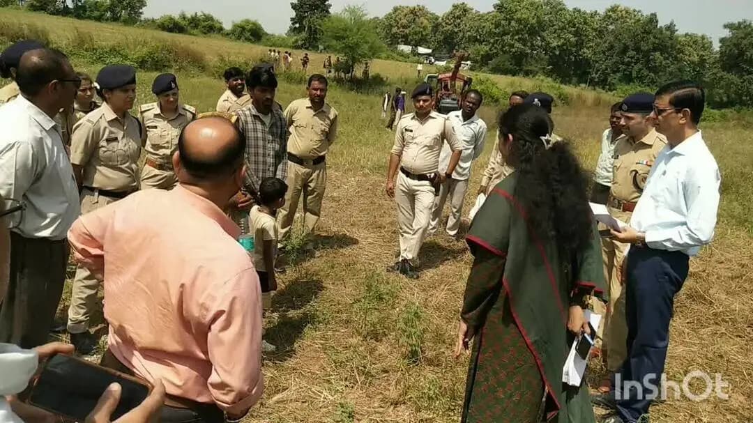 मालथोन: कलेक्टर-एसपी की मौजूदगी में आदिवासी महिला को दिलाया गया कब्जा