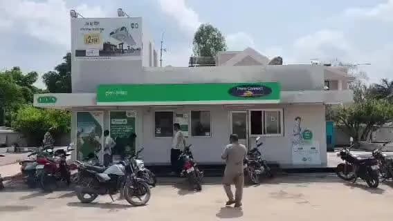 महोबा: चरखारी बाईपास स्थित रिलायंस पेट्रोल पंप पर डीजल कम नापने का आरोप, रसीद न देने पर हुआ हंगामा
