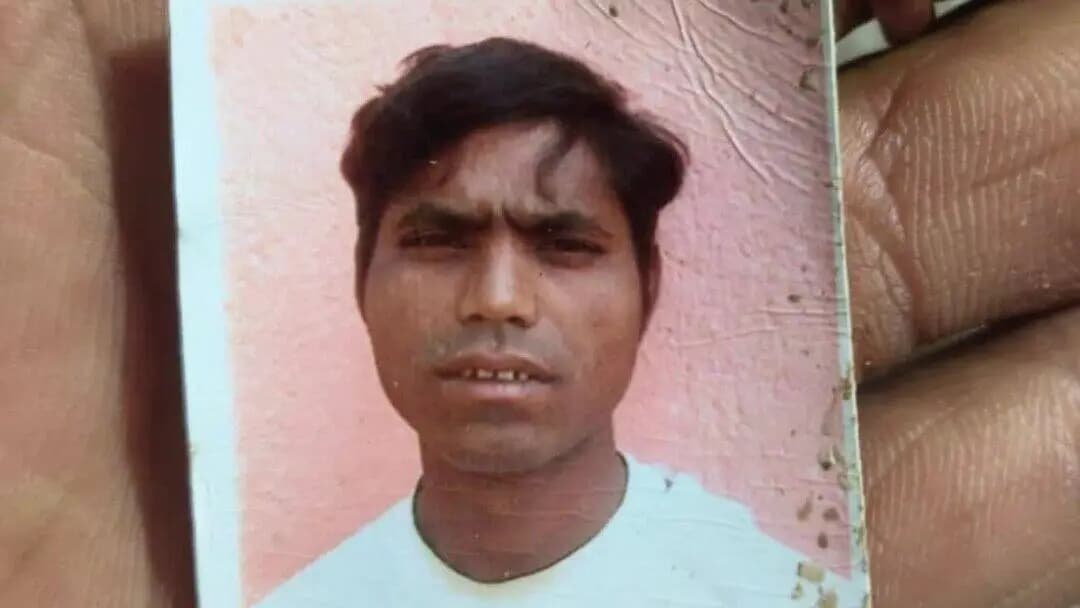 रायडीह: चेन्नई में मजदूर संजू उरांव की मौत, एम्बुलेंस से देर रात्रि रुकरुम गांव पहुंचा शव, छलक पड़े ग्रामीणों के आंसू।