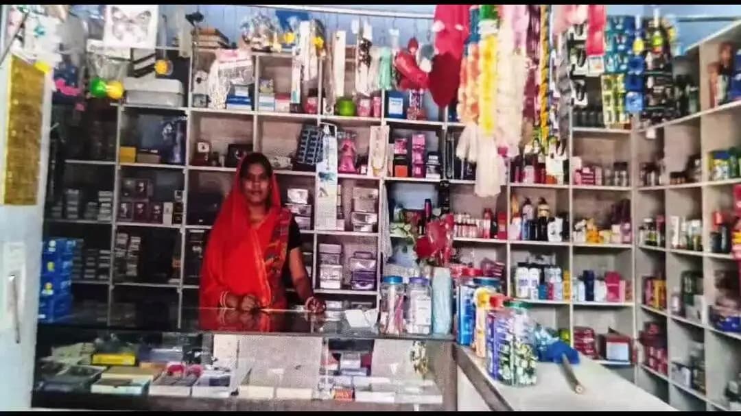 चांपा: कुम्हारीकला गांव निवासी सुमित्रा कर्ष ने महतारी वंदन योजना की राशि से शुरू किया 'श्रृंगार सदन', परिवार की आर्थिक मजबूती