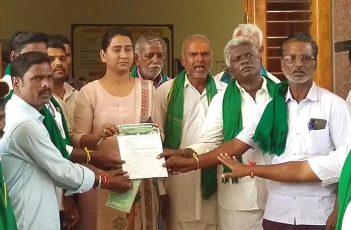 ಹಗರಿಬೊಮ್ಮನಹಳ್ಳಿ: ವಿಜಯನಗರ: ಕಬ್ಬಿಗೆ ಪ್ರತಿ ಟನ್ಗೆ 4000 ರೂಪಾಯಿ ಬೆಂಬಲ ಬೆಲೆಗೆ ರೈತರ ಆಗ್ರಹ