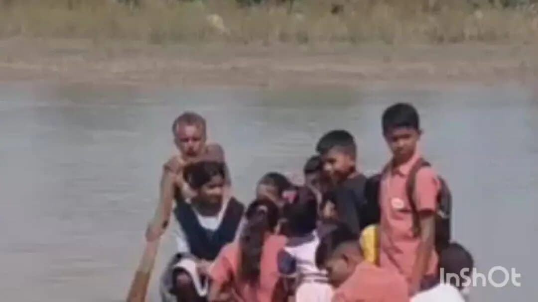 ধেমাজি: লালী নদীত টুলুঙা নাৱেই একমাত্ৰ ভৰসা , অতি শীঘ্ৰে দলঙ নিৰ্মাণ কৰিবলৈ দাবী