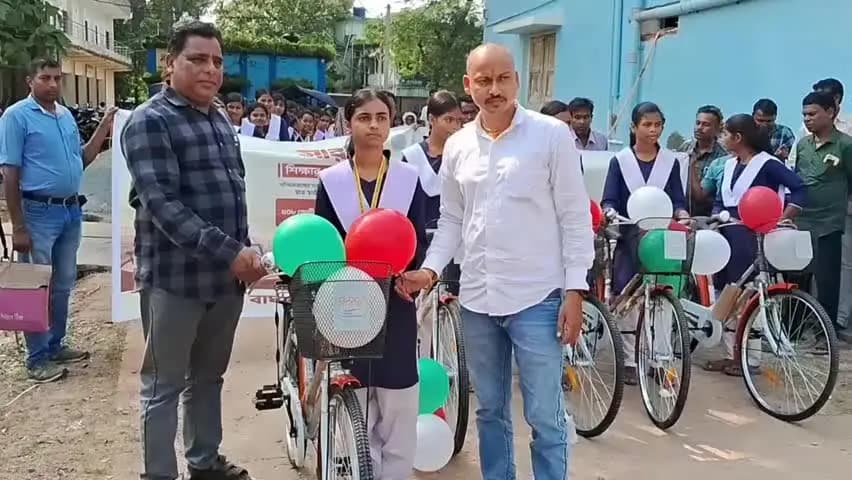বাঘমুণ্ডী: হাওড়ায় ‘সারথি’ প্রকল্পের সূচনা মুখ্যমন্ত্রীর, পুরুলিয়ার বাঘমুণ্ডিতেও পড়ুয়াদের হাতে উঠল সাইকেল