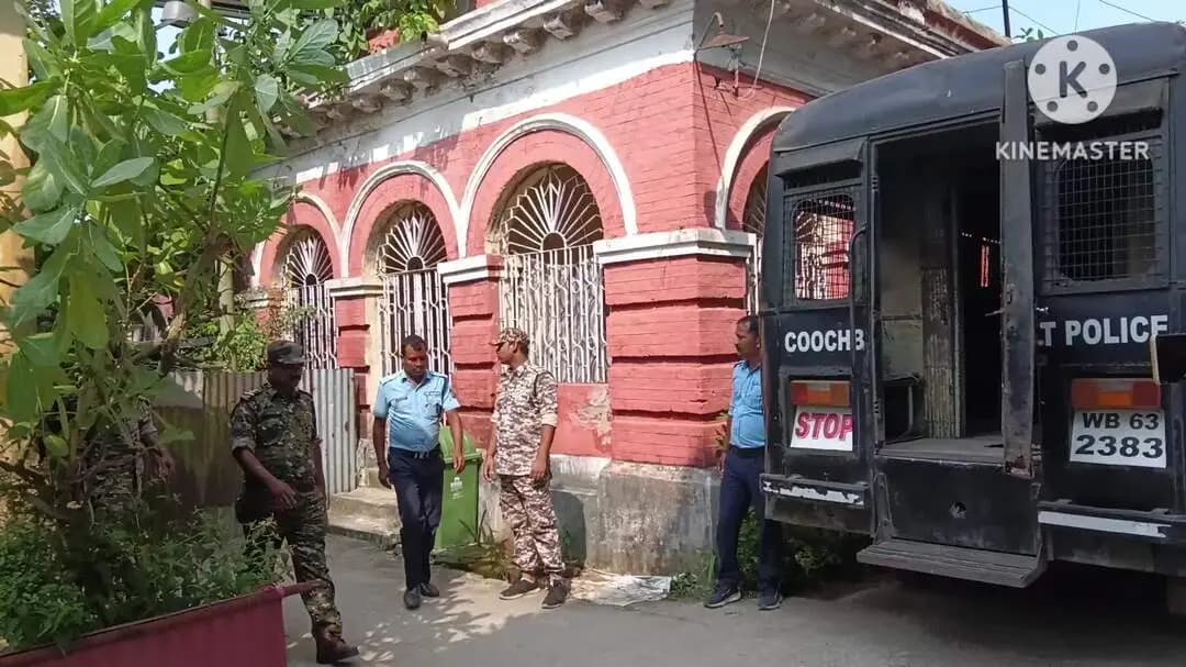 মাথাভাঙা ২: চাকরি দেওয়ার নাম করে টাকা তোলার অভিযোগে তৃণমূলের প্রাক্তন জেলা সভাপতি গ্রেপ্তার আজ তাকে মাথাভাঙ্গা আদালতে তোলা হয়