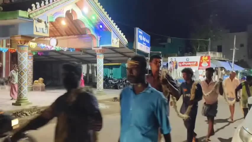 சிவகங்கை: மழை வேண்டி எருதுகட்டு விழா: இரண்டு சலங்கைகள் விழுந்ததால் இருபோகம் விளைச்சல் கிடைக்கும் என நம்பிக்கை
