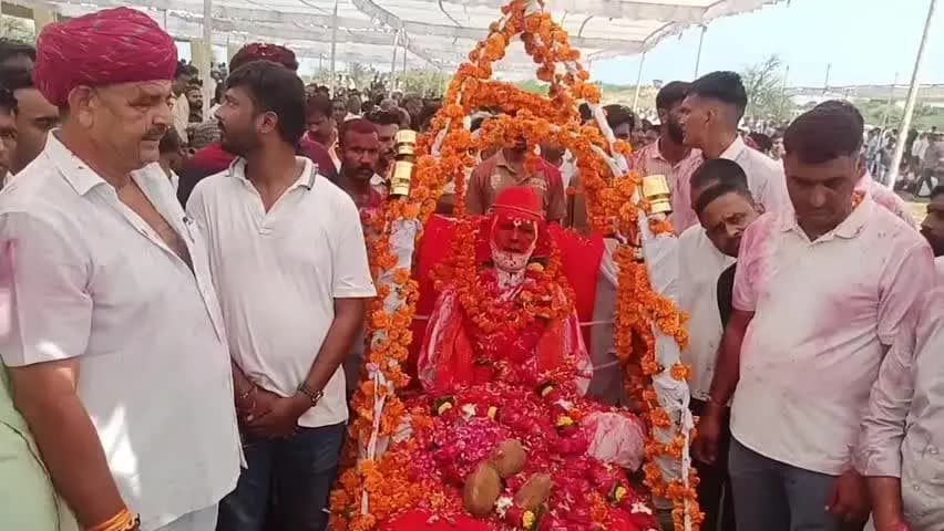 भदेसर: विधायक चंद्रभान सिंह आक्या के पिता राम सिंह आक्या पंचतत्व में विलीन, गांव आक्या में अंतिम यात्रा में उमड़ा जनसैलाब