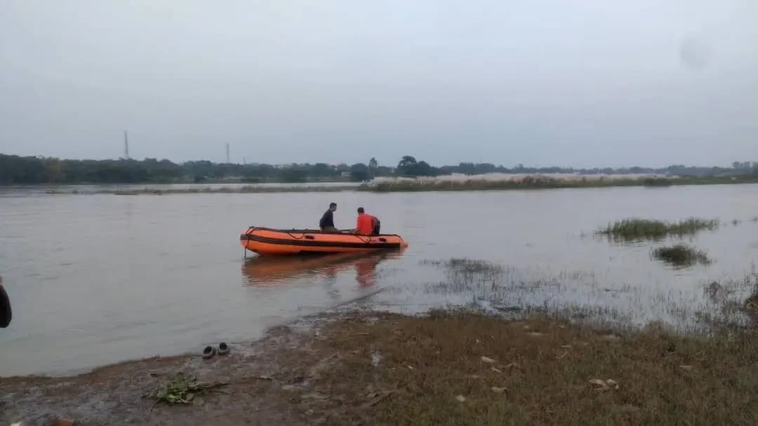 খড়গপুর ১: খড়গপুরে রেলব্রিজ থেকে গৃহবধূ নদীতে ঝাঁপ, সন্ধানে পুলিশ তল্লাশি চালাচ্ছে