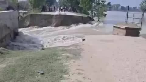 छपरा: जिले में गंडक नदी पर सारण तटबंध टूटा, डीएम और वरीय एसपी मौके पर पहुंचे, पानी ग्रामीण इलाकों की ओर बढ़ा