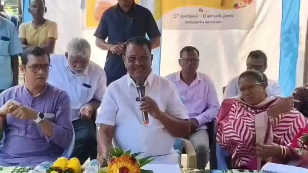 నరసన్నపేట: జలుమూరు మండలం ఎస్టి మాకివలసలో బుధవారం నిర్వహించిన పల్లె పండుగ 3.0 కార్యక్రమంలో పాల్గున్న ఎమ్మెల్యే బగ్గు రమణమూర్తి