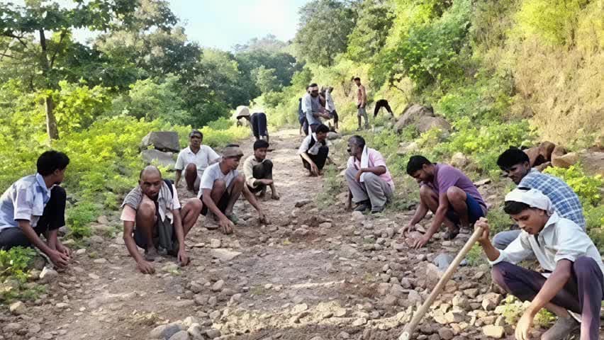 अक्कलकुवा: पिंपळखुटा तोलवापाडा हा ४ किलोमीटरचा रस्ता श्रमदानातून ग्रामस्थांनी बनविला