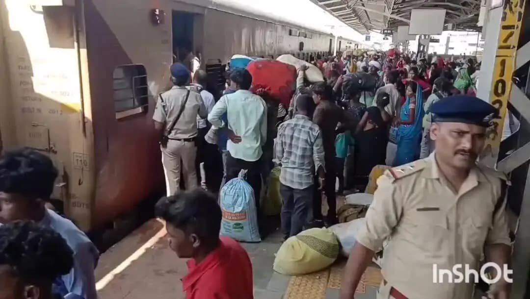 कटनी नगर: मुड़वारा स्टेशन पर मेमू रद्द होने से मजदूरों की भीड़ बढ़ी, रेलवे ने चलाई स्पेशल ट्रेन