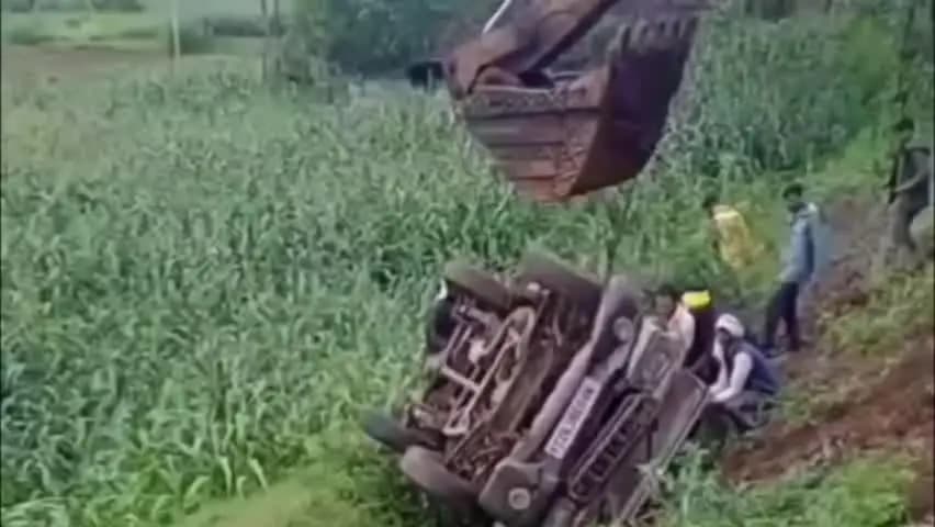 तामिया: बिजोरी पठार के पास बोलेरो सड़क से खेत में गिरी, चीख-पुकार मची, क्रेन से बाहर निकाला