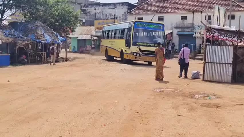 காரைக்குடி: கல்லலுக்கு புதிய பேருந்து நிலையம் எப்போது?
50-க்கும் மேற்பட்ட கிராம மக்களின் நீண்ட நாள் கோரிக்கை – அடிப்படை வசதிகளின்றி தவிக்கும் பயணிகள்