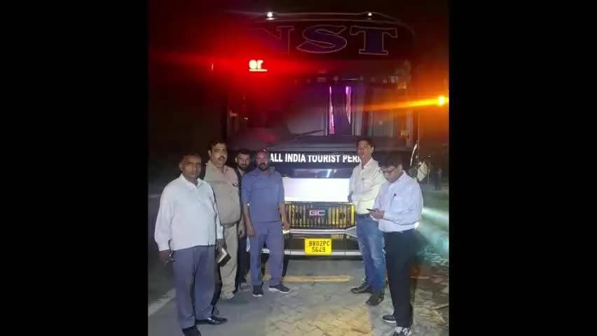 टांडा: टांडा में रात्रि चेकिंग अभियान के दौरान 3 बसे, 2 डंपर के चालान, 2 बड़े वाहन सीज, 1.56 लाख का जुर्माना, अभियान जारी