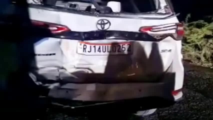 सरवाड़: सड़क हादसे में बाल-बाल बचे केकड़ी विधायक शत्रुघ्न गौतम, ट्रेलर की टक्कर से फॉर्च्यूनर कार बुरी तरह हुई क्षतिग्रस्त