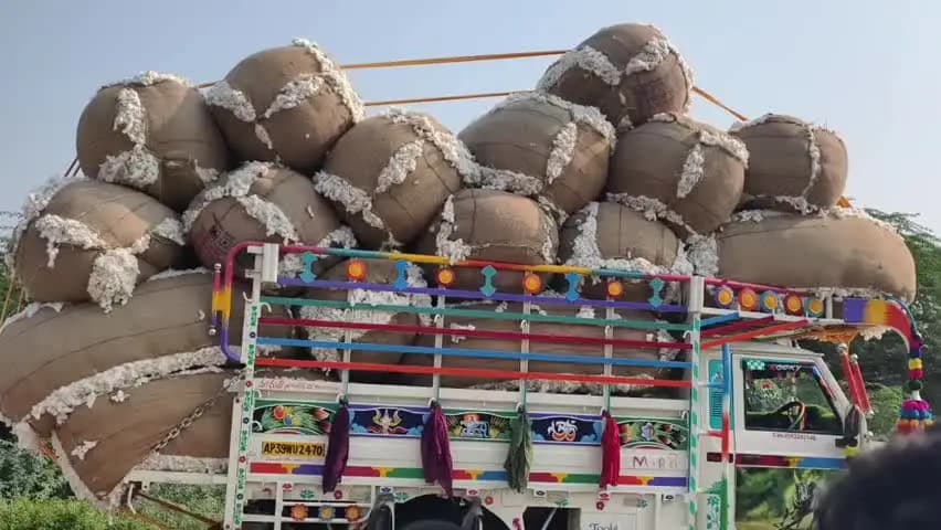 మంత్రాలయం: మంత్రాలయం : మార్కెట్లో పత్తి ధర తగ్గడంతో కందుకూరు, వందగల్లు గ్రామాలకు చెందిన రైతులు ఆవేదన