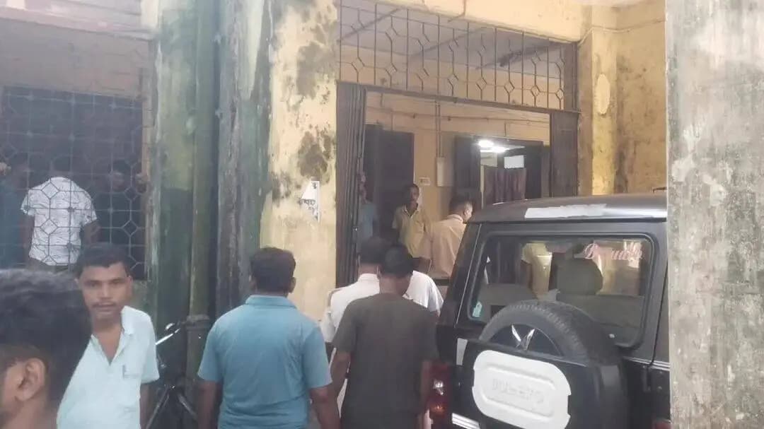 দিনহাটা ১: পেটলায় অবৈধ মদ উদ্ধার, গ্রেপ্তার এক ব্যক্তিকে আদালতে পেশ