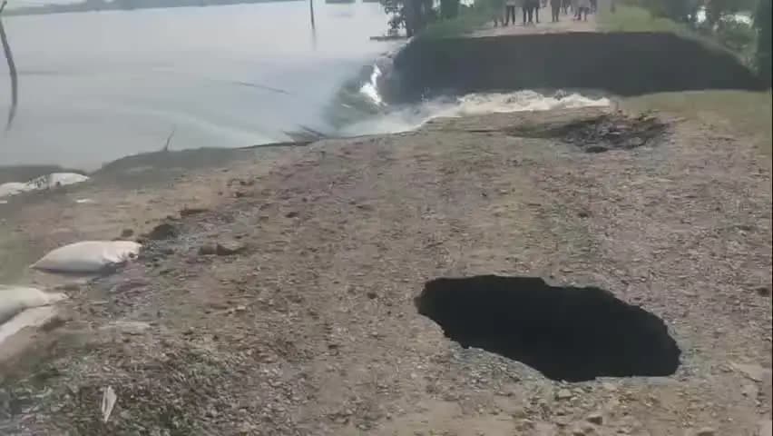 छपरा: छपरा में गंडक नदी का जलस्तर बढ़ने से दो जगहों पर टूटा बांध