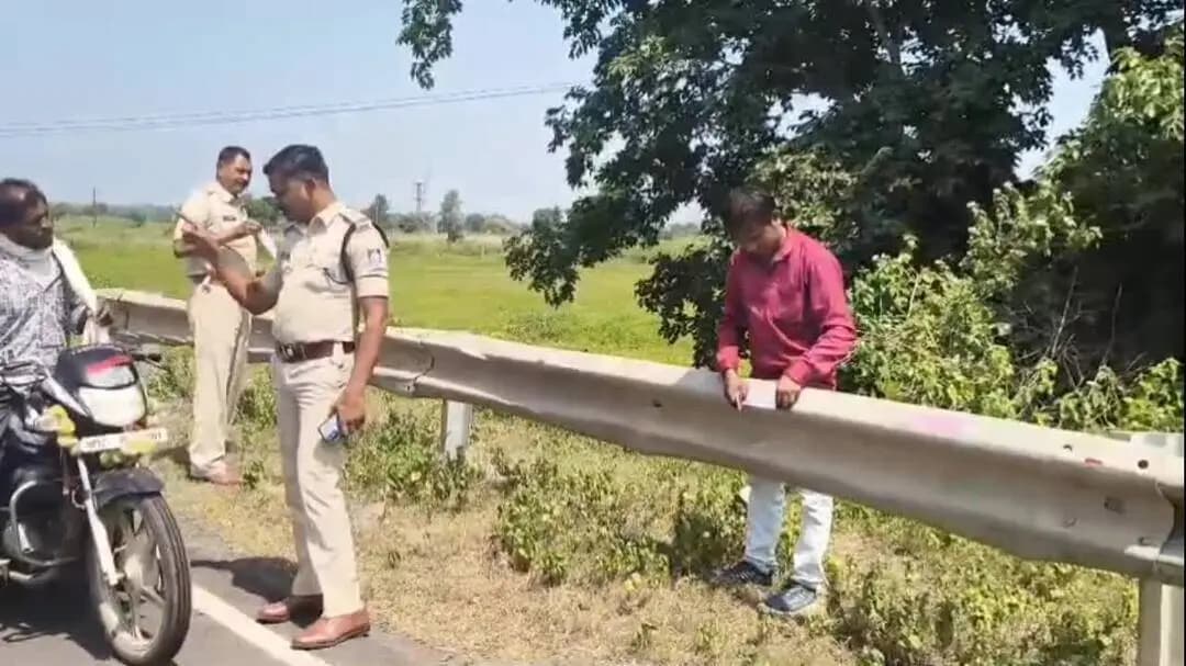 पुनासा: पुनासा-बांगरदा रोड पर पुलिस की कार्रवाई, वाहन चालकों को यातायात नियमों का पालन करने की समझाइश दी।