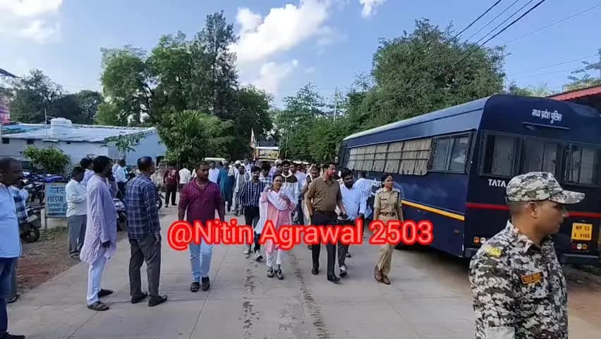बैतूल नगर: सैकड़ों ट्रैक्टरों के साथ कांग्रेस का प्रदर्शन, किसानों ने कलेक्ट्रेट घेरा; ज्ञानेश कुमार के पुतला दहन के दौरान वाटर कैनन
