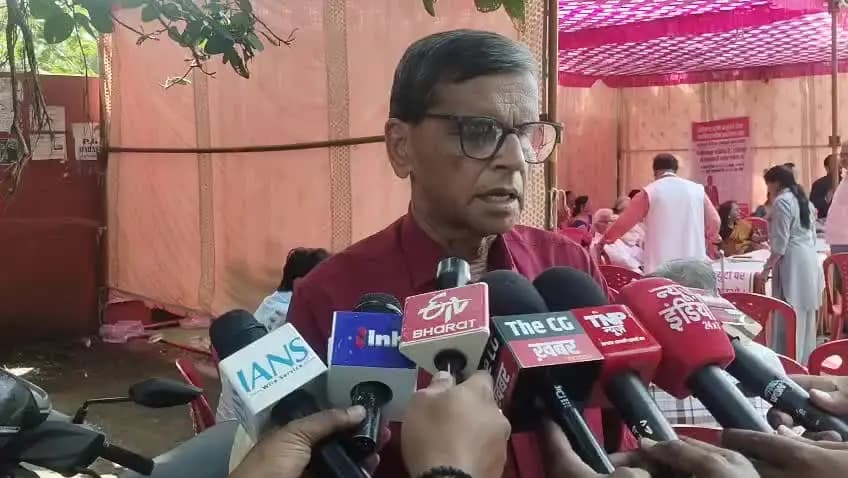 दुर्ग: पेंशन बंद होने पर शिक्षकों का गुस्सा फूटा, कल्याण कॉलेज के सामने सैकड़ों पूर्व शिक्षक धरने पर बैठे