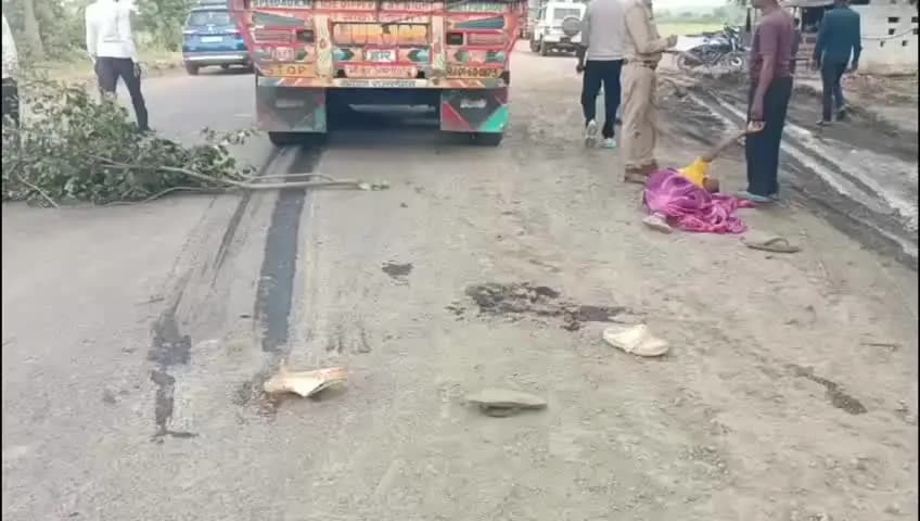 सागर: सागर - बीना मार्ग बीसमील-सेमरा पुल के बीच हुआ दर्दनाक सड़क हादसा, ट्राला की चपेट में आई बाइक, एक युवक की मौत, एक घायल