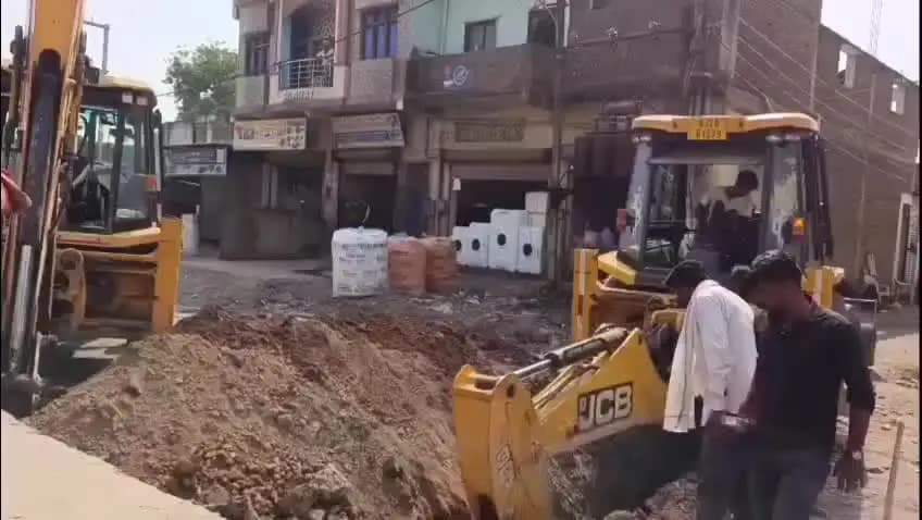 बुरहानपुर: इंदौर-इच्छापुर हाईवे पर सीवरेज लाइन डालने के लिए खुदाई, रास्ता बंद