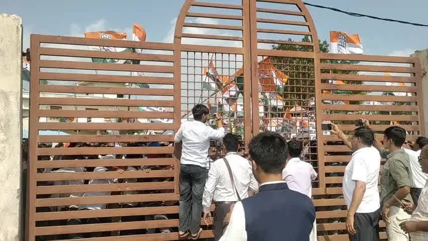 मऊगंज: मऊगंज में कांग्रेस का कलेक्ट्रेट घेराव, कार्यकर्ताओं ने दो बैरिकेड पार किए, रीवा से पहुंचे एसपी-कलेक्टर