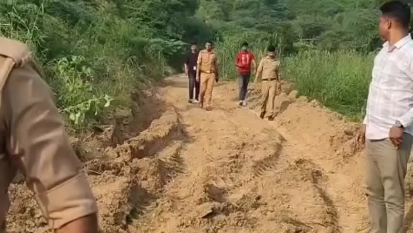 इटावा: कोतवाली थाना क्षेत्र में जिला खनन अधिकारी ने अवैध खनन करते 2 जेसीबी मशीनें पकड़ी, पुलिस के सुपुर्द की