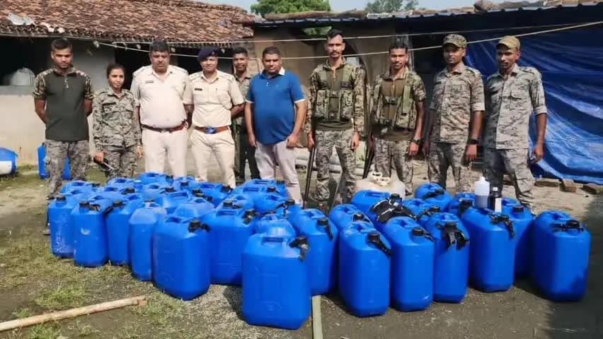 हंटरगंज: औरवा में नकली शराब फैक्ट्री का पर्दाफाश, डीसी के निर्देश पर 391 पेटी शराब, 1560 लीटर स्पिरिट बरामद