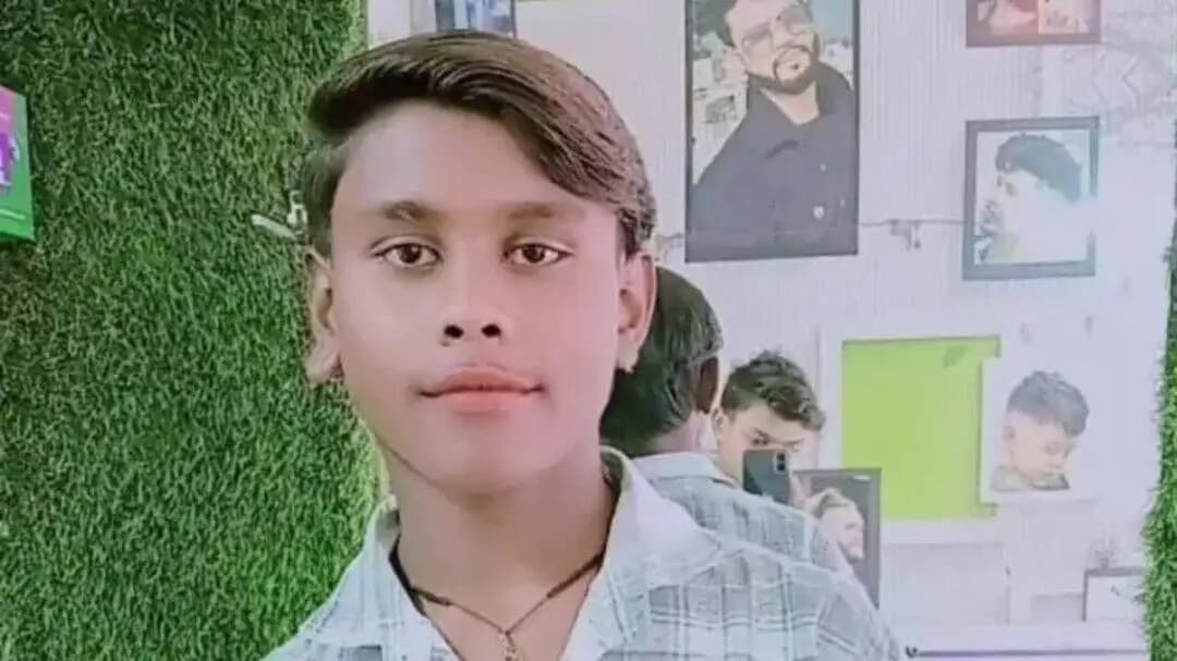 सासनी: घर से स्कूल पढ़ने गया 13 वर्षीय छात्र लापता, परिजनों ने पुलिस से की शिकायत, तलाश जारी