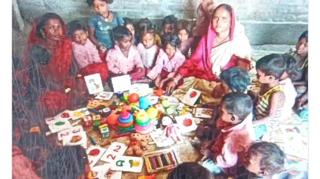 सौर बाज़ार: आंगनबाड़ी केंद्रों पर 'आंगन मिलन' कार्यक्रम आयोजित, पोषण माह में बच्चों व माताओं के लिए हुईं जागरूकता गतिविधियां