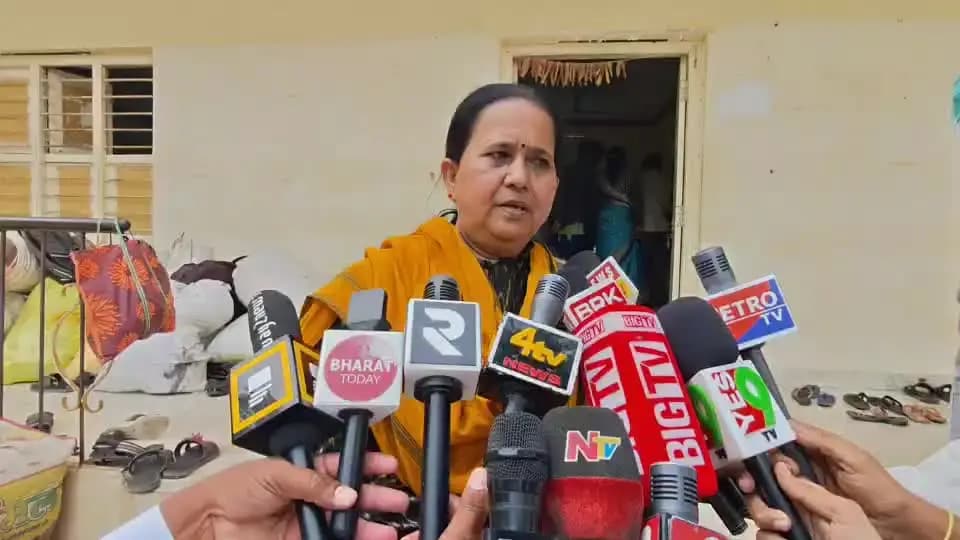 రాయదుర్గం: వెట్టి చాకిరీ విముక్తి ఘటనపై మీడియాతో మాట్లాడుతున్న రెడ్స్ స్వచ్చంద సంస్థ డైరెక్టర్ బానూజ