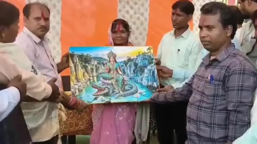 डिंडौरी: प्राथमिक शाला मनेरी की शिक्षिका कलावती रजक हुईं सेवानिवृत्त, ग्रामीणों ने दी शानदार विदाई