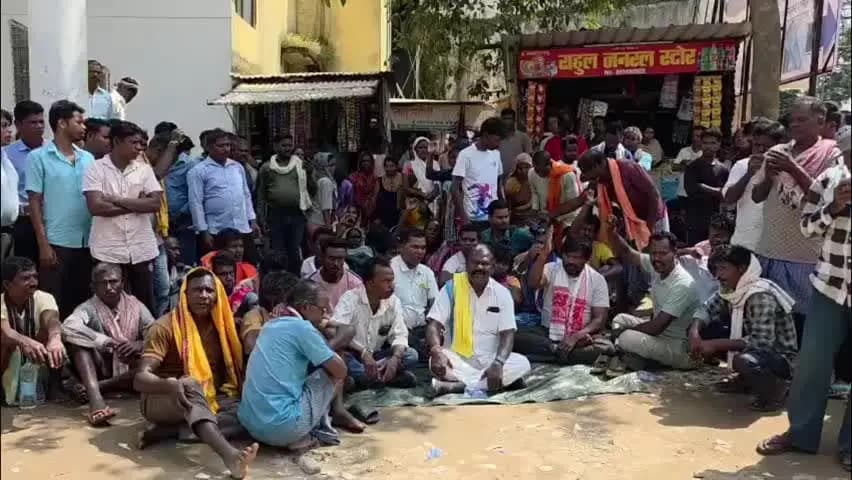 जशपुर: करंट हादसे में दो श्रमिकों की मौत के बाद बवाल, 50 लाख मुआवजे की मांग; शव लेने से इनकार कर अस्पताल के सामने धरने पर बैठे