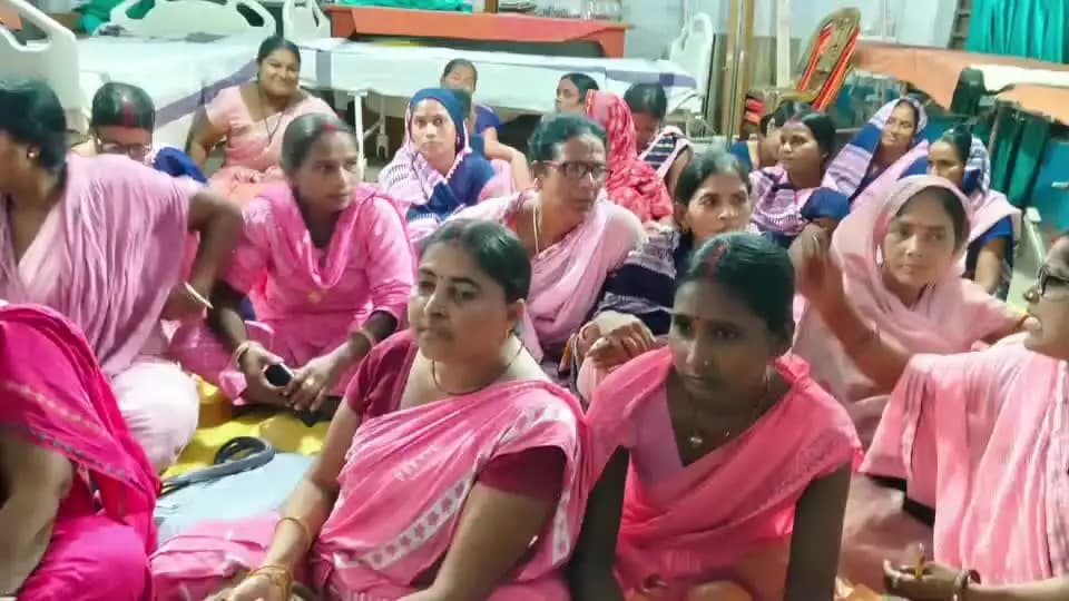 डंडारी: तेेतरी प्राथमिक स्वास्थ्य केंद्र परिसर में आशा दिवस पर डेंगू नियंत्रण को लेकर बैठक आयोजित