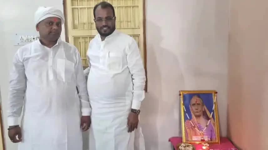 फुलवारी: फुलवारीशरीफ में एक श्राद्धकर्म में शामिल हुए विधायक श्याम रजक, तैलचित्र पर अर्पित की श्रद्धांजलि