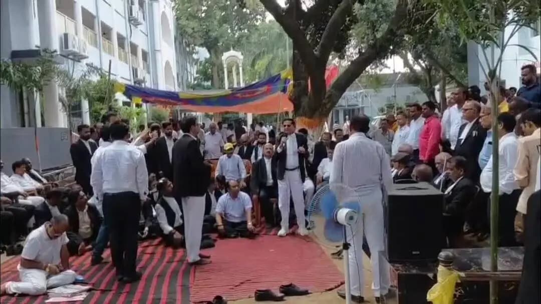 जमुई: अधिवक्ताओं की हड़ताल तीसरे दिन DM और SP के पहुंचने के बाद समाप्त, कई अधिवक्ताओं ने जताई नाराजगी