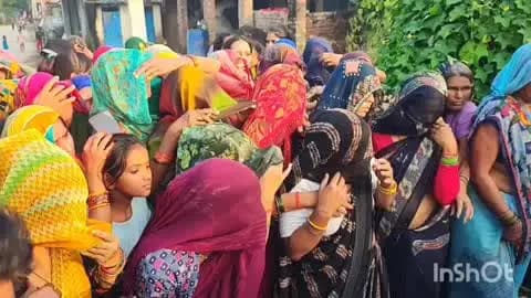 बिधूना: ऐरवाकटरा क्षेत्र के नगरिया राजाराम गांव में नाले में डूबे छात्र का पुलिस की मौजूदगी में अंतिम संस्कार