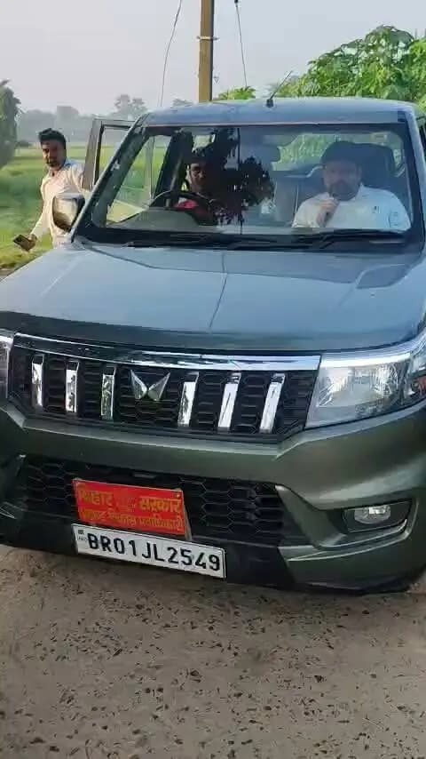 बाढ़ प्रभावित क्षेत्रों में सतत निगरानी के साथ राहत एवं बचाव कार्य जारी
सारण जिले के बाढ़ प्रभावित प्रखंडों में जिला प्रशासन द्वारा स्थिति पर लगातार कड़ी निगरानी एवं चौकसी रखी जा रही है। सभी संबंधित पदाधिकारी एवं टीमें क्षेत्र में सक्रिय रहकर स्थिति का लगातार अनुश्रवण कर रहे हैं तथा आवश्यकता के अनुरूप तत्काल कार्रवाई सुनिश्चित की जा रही है।
माइकिंग के माध्यम से लगातार लोगों को सचेत एवं जागरूक किया जा रहा है। जलस्तर एवं स्थानीय परिस्थितियों को देखते हुए लोगों को आवश्यक सावधानियों की जानकारी दी जा रही है तथा सुरक्षित स्थानों पर जाने की आवश्यकता होने पर समय पर सूचना उपलब्ध कराई जा रही है। आवश्यकता के अनुसार लोगों को सुरक्षित स्थानों पर इवेक्युएट भी किया जा रहा है।
प्रभावित परिवारों को आवश्यक राहत सामग्री उपलब्ध कराई जा रही है। सुरक्षित आवागमन एवं निकासी के लिए नावों का परिचालन किया जा रहा है। प्रभावित क्षेत्रों में कम्युनिटी किचन का संचालन, मेडिकल कैंपों के माध्यम से चिकित्सा सुविधा तथा मवेशियों के उपचार के लिए पशु चिकित्सा व्यवस्था सुनिश्चित की गई है।
जिला प्रशासन द्वारा आमजन से अपील की गई है कि पैनिक न करें और अफवाहों पर ध्यान न दें। प्रशासन द्वारा आवश्यक राहत, बचाव एवं सुरक्षा की व्यवस्था की गई है। लोग प्रशासन द्वारा जारी सूचनाओं का पालन करें, प्रशासन का सहयोग करें तथा उपलब्ध कराई जा रही राहत एवं अन्य सुविधाओं का लाभ लें।
संकट की इस घड़ी में जिला प्रशासन प्रभावित लोगों के साथ पूरी तरह खड़ा है। लोगों की सुरक्षा एवं उन्हें हर संभव राहत उपलब्ध कराना प्रशासन की सर्वोच्च प्राथमिकता है। इसके लिए सभी संबंधित पदाधिकारी एवं कर्मी लगातार तत्परता से कार्य कर रहे हैं।