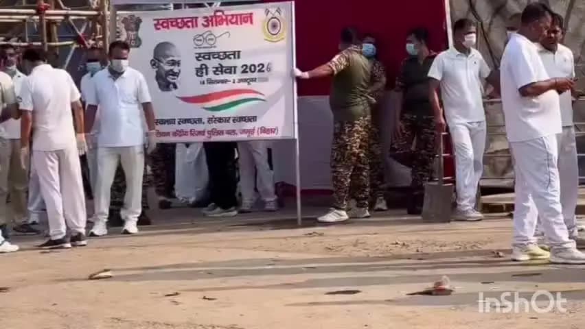 बरहट: गांधी जयंती पर सीआरपीएफ जवानों ने जमुई रेलवे स्टेशन पर चलाया सफाई अभियान