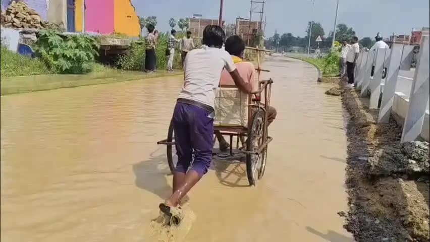 फरेंदा: परसामहान्थ में महीनों से जलभराव, स्कूली बच्चों की राह हुई मुश्किल