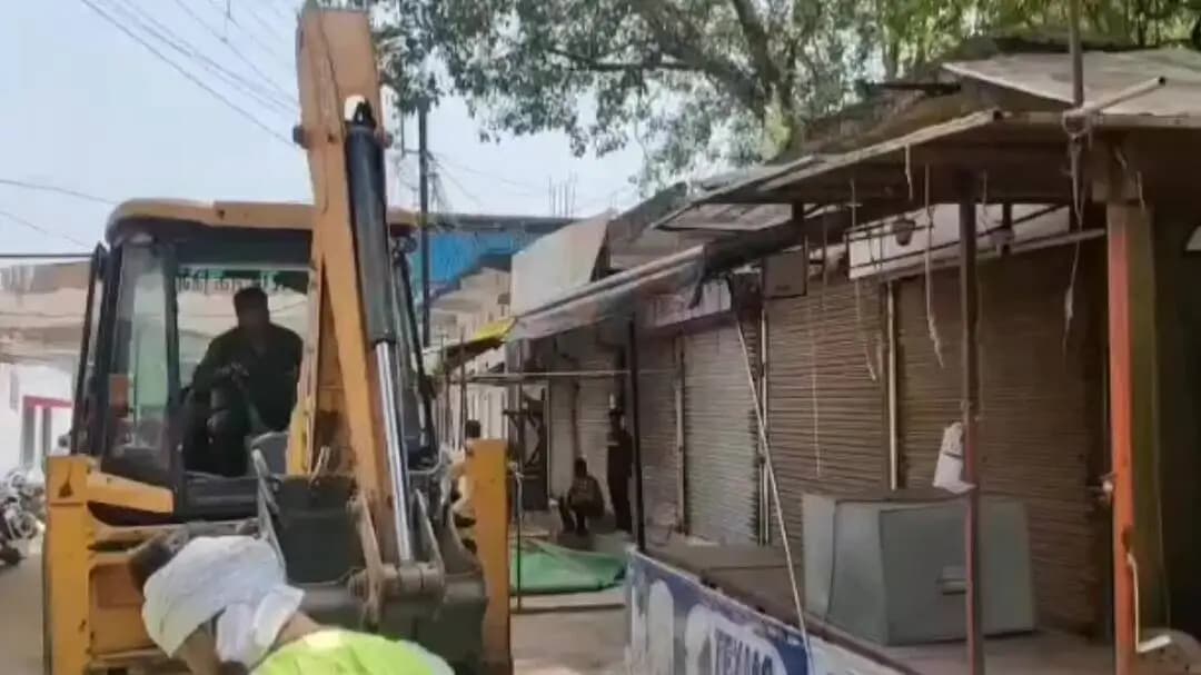 खंडवा नगर: किशन गुप्ता हत्याकांड के बाद, खंडवा में प्रशासन ने अतिक्रमण हटाने के लिए चलाया बुलडोजर