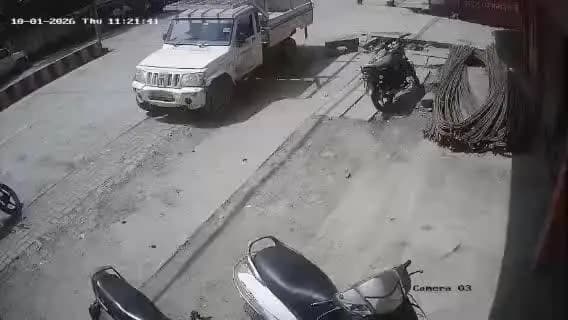 जबलपुर: स्कूल जा रहे बच्चों पर रफ्तार का कहर, कार की टक्कर से पलटी बच्चों से भरी वैन, सीसीटीवी आया सामने