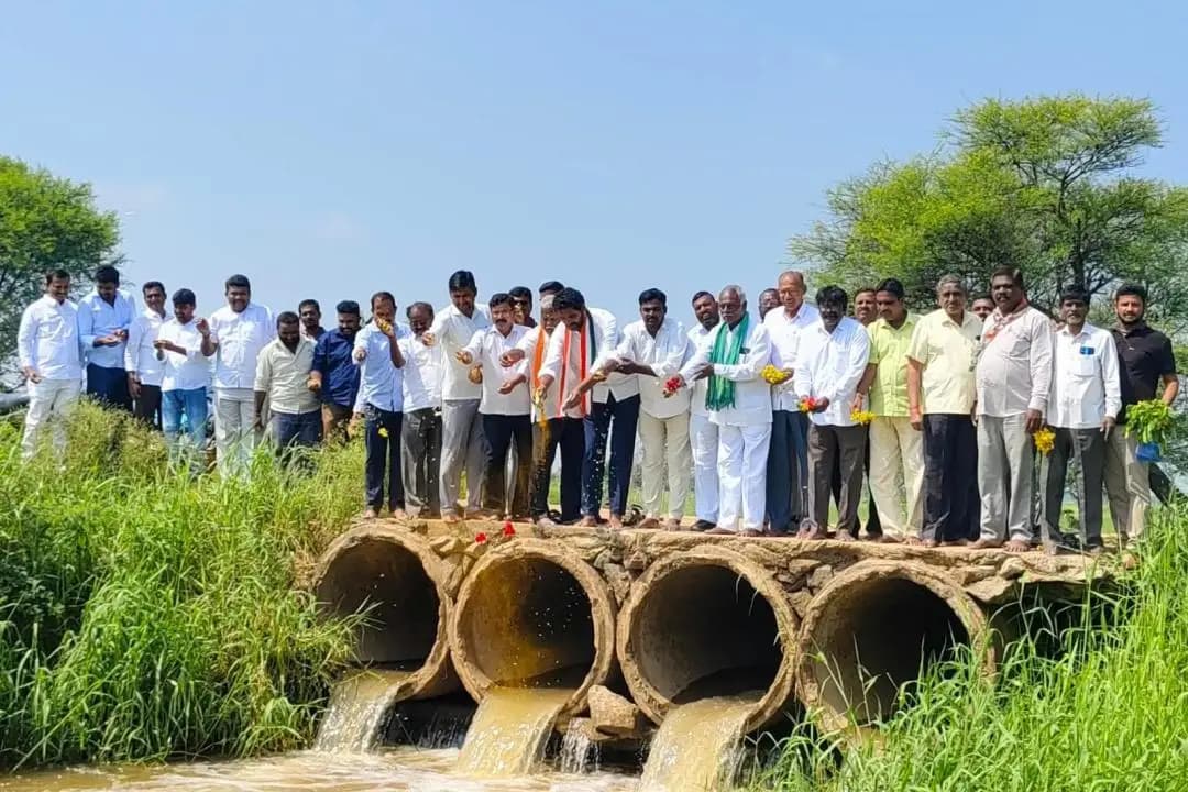 చేర్యాల: చేర్యాల పెద్ద చెరువులోకి గోదావరి జలాలు.. ప్రత్యేక పూజలు నిర్వహించిన కాంగ్రెస్ నాయకులు