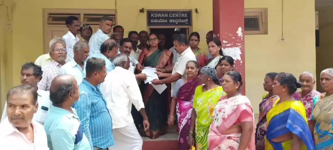 ಹನೂರು: ಹೊಸ ಸೇತುವೆಗಾಗಿ ದೇವಾಂಗಪೇಟೆ ಜನರ ಕೂಗು; ತಹಶೀಲ್ದಾರ್ಗೆ ಮನವಿ
