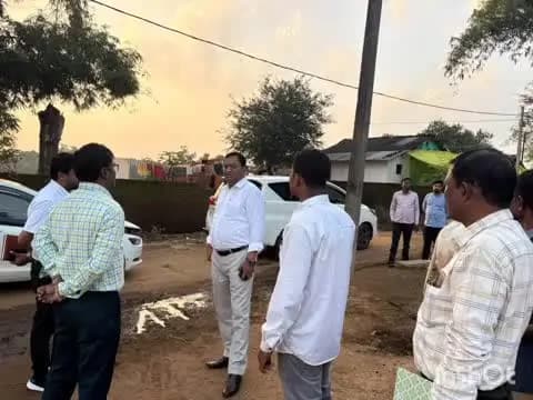 जगदलपुर: कमिश्नर बस्तर डोमन सिंह ने बाढ़ प्रभावित भेजापदर का लिया जायजा, प्रभावित परिवारों से भेंट कर राहत कार्य की जानकारी ली