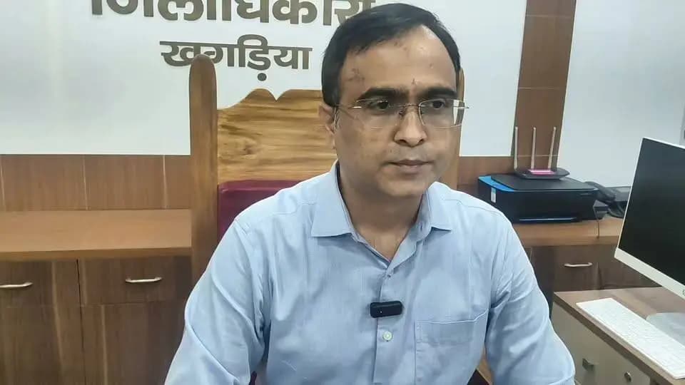 दिनांक 01.01.2026
जिलाधिकारी खगड़िया के द्वारा नदियों के जलस्तर के उतार चढ़ाव एवं बाढ़ की संभावना से संबंधित जानकारी दी गई।
### नदियों के जलस्तर में उतार-चढ़ाव, प्रशासन की सतत निगरानी जारी
खगड़िया जिले में नदियों के जलस्तर में उतार-चढ़ाव दर्ज किया गया है। उपलब्ध रिपोर्ट के अनुसार, पिछले 8 घंटे में **कोसी नदी के जलस्तर में 0.08 मीटर तथा बागमती नदी के जलस्तर में 0.03 मीटर की गिरावट** दर्ज की गई है, जबकि **बूढ़ी गंडक नदी के जलस्तर में 0.12 मीटर तथा गंगा नदी के जलस्तर में 0.16 मीटर की वृद्धि** हुई है।
वर्तमान में **गंगा एवं बूढ़ी गंडक नदी का जलस्तर खतरे के निशान से ऊपर** है, वहीं जिले के सभी तटबंध एवं संरचनाएं सुरक्षित हैं। समग्र स्थिति **सामान्य एवं नियंत्रण में** है तथा वर्तमान परिस्थिति में **बाढ़ की कोई संभावना नहीं है**।
जिला प्रशासन द्वारा नदियों के जलस्तर एवं तटबंधों की स्थिति पर लगातार निगरानी रखी जा रही है। संबंधित पदाधिकारियों को सतत निगरानी बनाए रखने तथा आवश्यकता के अनुसार त्वरित कार्रवाई सुनिश्चित करने के निर्देश दिए गए हैं। **आवश्यकतानुसार नावों का परिचालन भी किया जा रहा है**, ताकि आमजन को आवागमन में किसी प्रकार की कठिनाई न हो।