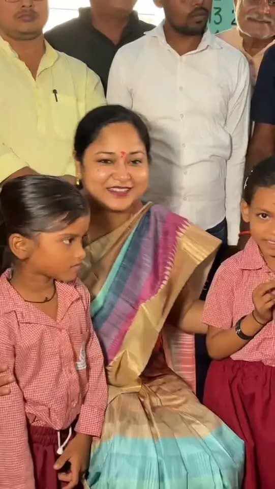 🌸 आंगन में खुशियाँ, बच्चों के चेहरों पर मुस्कान! 🌸
📍 आंगनवाड़ी केंद्र संख्या-142, अमथुआ, काको में ‘आंगन का मिलन’ कार्यक्रम का हर्षोल्लास के साथ आयोजन।
◆ माननीय मंत्री, समाज कल्याण विभाग डॉ. श्वेता गुप्ता की गरिमामयी उपस्थिति में बच्चों से आत्मीय संवाद, आकर्षक प्रस्तुतियां, गोदभराई एवं अन्नप्राशन की गतिविधियां आयोजित की गईं। बच्चों के बीच फल, मिठाई एवं उपहार वितरण से उनके चेहरों पर खुशी और उत्साह देखने को मिला। 🎁🌼
✨ स्नेह, पोषण और अपनत्व से सजा ‘आंगन का मिलन’।
#आंगन_का_मिलन #ICDS #जहानाबाद