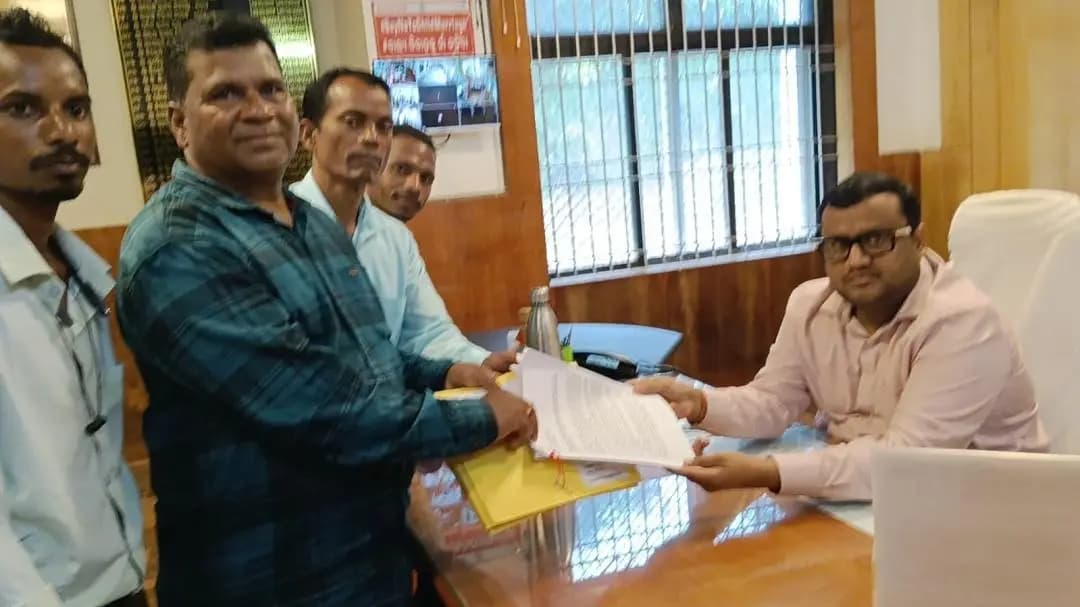 ପାରଳାଖେମୁଣ୍ଡି: MMJJM 2.0 ନିଯୁକ୍ତି: ପୁନଃନିଯୁକ୍ତି ଦାବି କଲେ ଜନଜାତି ଜୀବିକା ସାଥୀ
